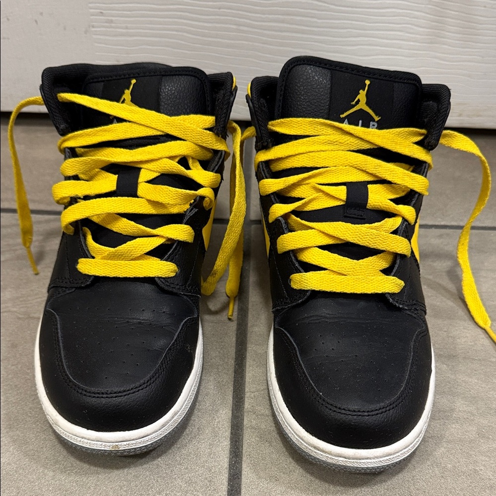 Jordan Kids Black and Yellow Sneakers